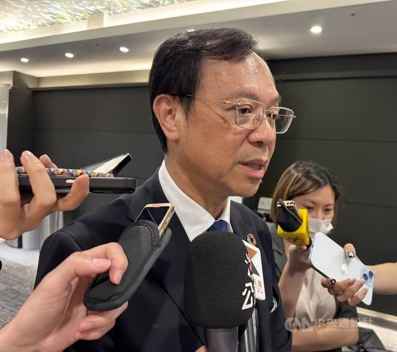 衛福部參考日本將推動「假日急症中心」(UCC),衛福部長石崇良(中)23日表示,UCC估計最快11月實施,目前台北市、桃園市將各先開設3個點。中央社記者沈佩瑤攝 114年9月23日