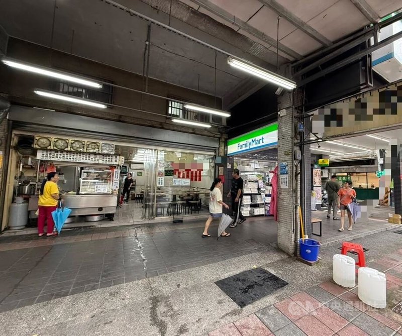 新北市永和區一間餐飲店23日下午因員工在換瓦斯桶時未完全關閉開關,導致瓦斯外洩釀氣爆,2名員工二度燒燙傷送醫。(翻攝畫面)中央社記者曹亞沿傳真 114年9月23日