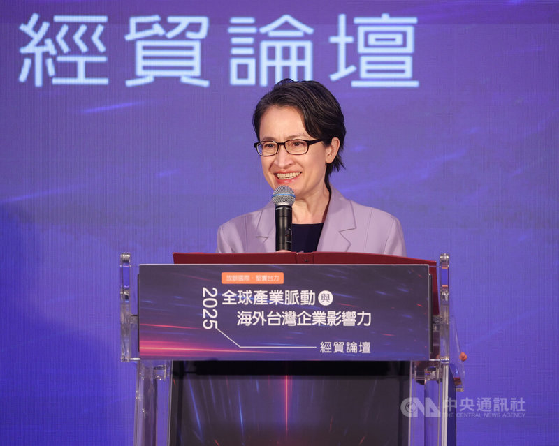2025全球產業脈動與海外台灣企業影響力經貿論壇23日在台北舉行，副總統蕭美琴（圖）致詞時表示，政府是在海外打拚台商的堅實後盾，希望台商在台灣的根扎得更深，在全世界的枝葉開得更茂盛。中央社記者謝佳璋攝  114年9月23日