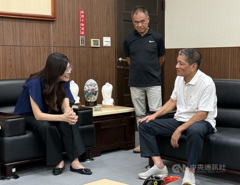 國民黨主席候選人鄭麗文(左)23日到南投縣議會出席黨務交流座談會,並與到場致意的無黨籍南投縣議會議長何勝豐(右)簡短交流。中央社記者蕭博陽南投縣攝 114年9月23日