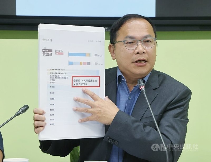 民進黨立委王義川（圖）23日在立法院舉行記者會，質疑領民眾黨立委黃國昌新台幣33萬餘元薪水的李姓助理，就是跟拍他的狗仔之一，請黃國昌說明。中央社記者郭日曉攝　114年9月23日