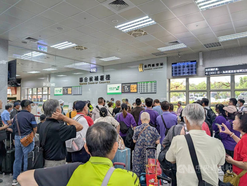 颱風樺加沙影響金門對外交通，24日有數百名遭滯留旅客等待返台，航空公司增開加班機疏運。圖為金門機場候補櫃檯前加班機唱號情形。中央社記者吳玟嶸攝　114年9月24日