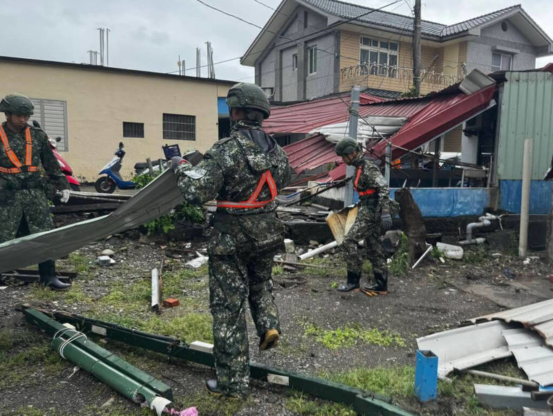 台東縣達仁鄉安朔村有約10戶民宅鐵皮遭吹飛。陸軍第2作戰區24日依中央災害應變中心指導及地方政府支援需求,派遣官兵協助台東縣達仁鄉公所實施災後復原及廢棄物清理等任務。(陸軍第2作戰區提供)中央社記者黃郁菁傳真 114年9月24日