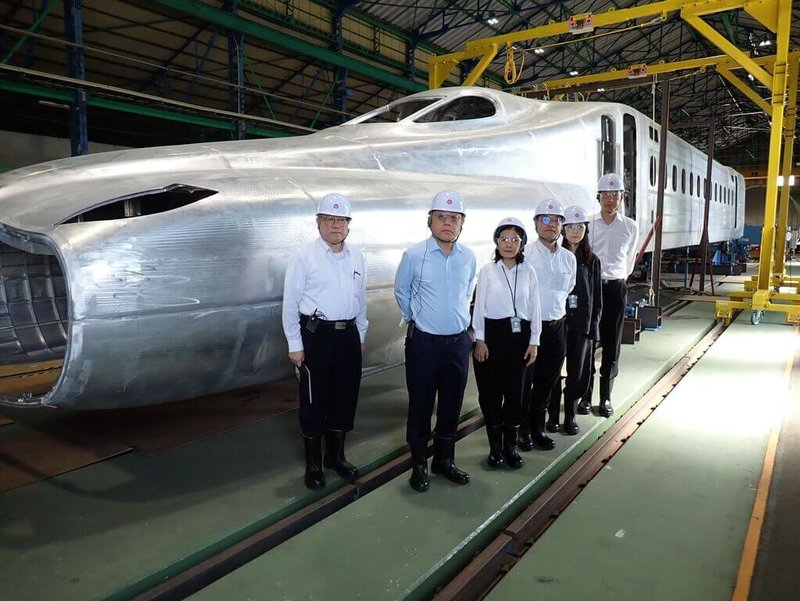 台灣高鐵向日本採購12組新世代列車，董事長史哲（左2）一週內兩度赴日方工廠關心新車進度，而他與正在打造的新車合影，也讓新車雛形首度曝光。（台灣高鐵提供）中央社記者黃巧雯傳真 114年9月24日