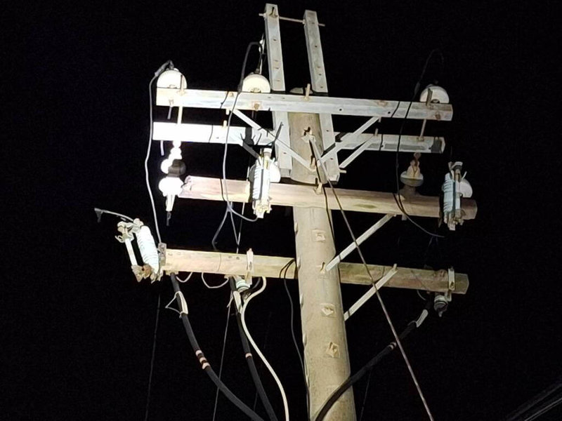 金門金沙劉澳、浦邊、下塘頭一帶23日晚間有556戶停電，台電金門區營業處表示，停電原因為電纜引上的電桿礙子故障，台電更換新品，40分鐘後全數復電。（台電金門區營業處提供）中央社記者吳玟嶸傳真　114年9月24日