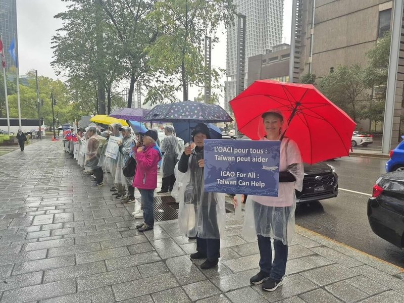蒙特婁當地僑民在國際民航組織（ICAO）大會開幕當天，齊聚ICAO大門口，舉牌示威，力挺台灣參與ICAO。（駐蒙特婁辦事處提供）中央社記者胡玉立多倫多傳真 114年9月24日