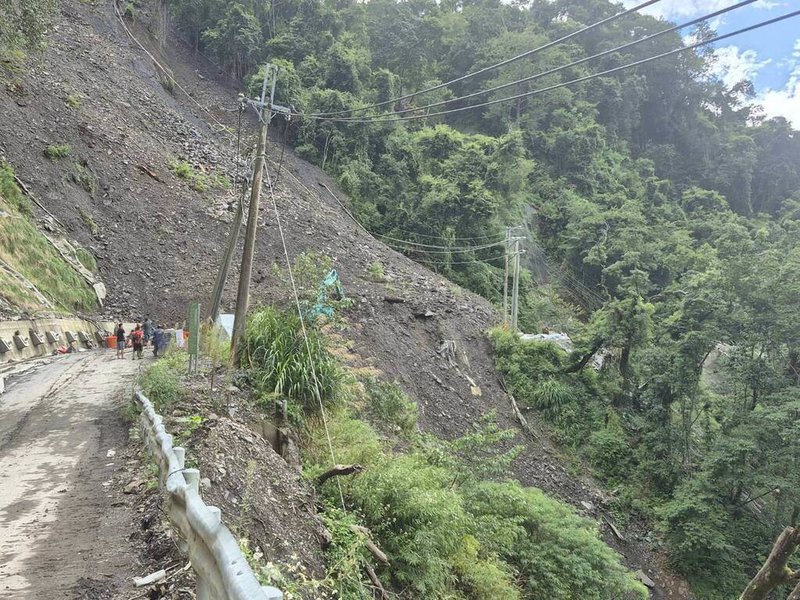 南投縣仁愛鄉投89線力行產業道路指標約37.6公里處，24日發生大面積坡面滑動，造成雙向交通中斷，現場雖有挖土機，但需待天氣及坡面穩定才能進場搶通。（民眾提供）中央社記者蕭博陽南投縣傳真　114年9月24日
