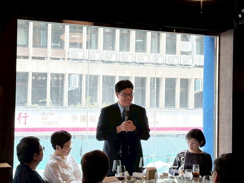 台港經濟文化合作策進會（策進會）轄下文化合作委員會（文合會）22日召開首次委員會議，大陸委員會（陸委會）主委邱垂正（站立者）於會上表示，政府歡迎、樂見香港文化人來到台灣發展。（策進會提供）中央社記者李雅雯傳真　114年9月24日