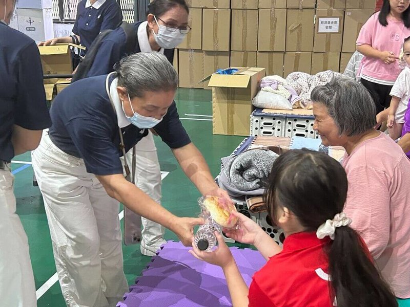 花蓮馬太鞍溪堰塞湖23日溢流釀災，慈濟基金會啟動人力、物力與醫療支援，已先進行勘災及針對有急難關懷需求的受災戶進行物資等慰問與發放。（慈濟基金會提供）中央社記者吳欣紜傳真　114年9月24日