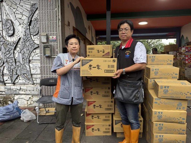颱風樺加沙重創花蓮，統一超24日表示，配合當地物資需求，將500個御飯糰與500個麵包、40箱瓶裝水與泡麵等生活物資送至花蓮大進國小的臨時避難收容處。（統一超提供）中央社記者何秀玲傳真　114年9月24日