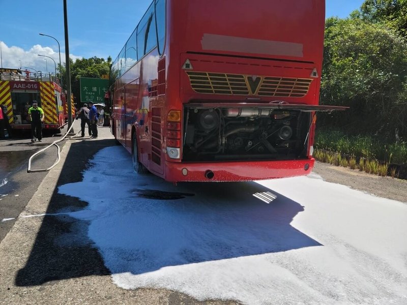 台62線萬瑞快速道路中崙隧道24日一輛搭載40名韓國乘客的遊覽車冒煙，司機駛出隧道後停放路肩並求救，車內人員全數平安下車。為預防起火釀災，消防人員於現場噴灑泡沫。（基隆市消防局提供）中央社記者沈如峰基隆傳真　114年9月24日