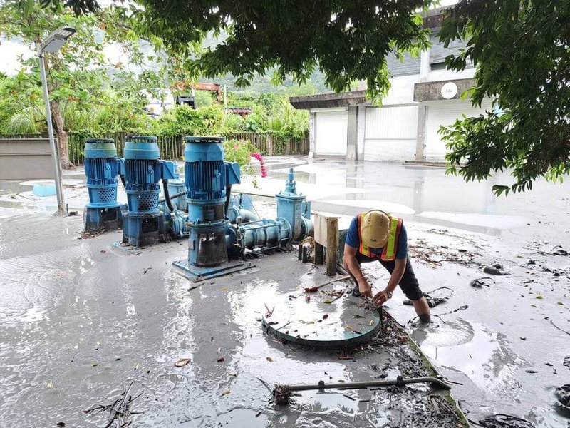 台水人員逐一檢視機電設備及清除泥沙。(台水提供)中央社記者曾智怡傳真 114年9月24日