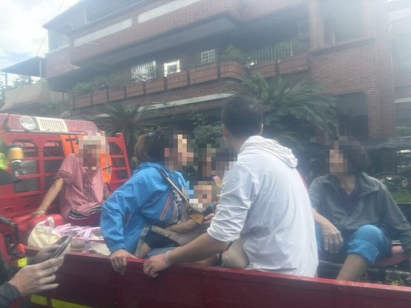 花蓮馬太鞍溪堰塞湖發生溢流，洪水淹進光復鄉等地，造成嚴重災情，屏東縣消防局23日晚間整裝趕赴支援，救出多名受困者，並以車輛將人送往安全處。（屏東消防局提供）中央社記者李卉婷傳真　114年9月24日
