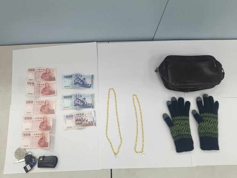基隆市仁四路一家銀樓24日晚間遭一名男子衝進店內搶走2條金項鍊,警方獲報後,不到半小時就在愛一路上當場逮捕57歲戴姓男犯嫌,全案依強盜罪嫌送辦。(基隆市警察局提供)中央社記者沈如峰基隆傳真 114年9月24日