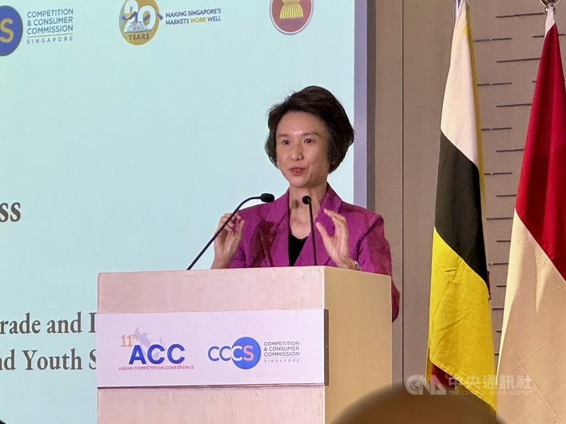 新加坡貿工部高級政務部長劉燕玲24日出席活動時指出,有效的區域競爭政策至關重要,可推動價格可負擔性與商業創新、並協助企業確保符合促進競爭與有利消費者原則。中央社記者吳昇鴻新加坡攝 114年9月24日