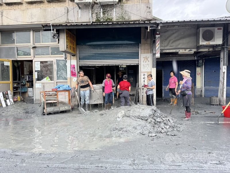 馬太鞍溪堰塞湖溢流釀災，光復地區退水後滿地泥濘，民宅也堆滿淤泥，居民24日一早著手清理家園。中央社記者張祈攝　114年9月24日