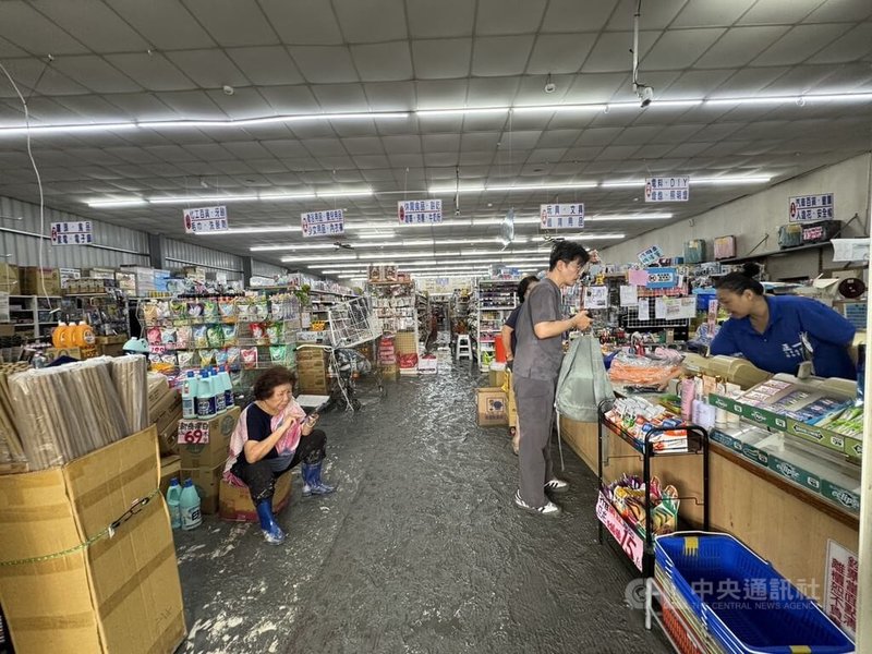 花蓮光復地區退水後滿地泥濘,24日車站前的超市內雖有淤泥仍開店營業,讓民眾購買雨鞋、鏟子及水桶等清理家園所需物品。店家表示,雨鞋銷量很好。中央社記者張祈攝 114年9月24日