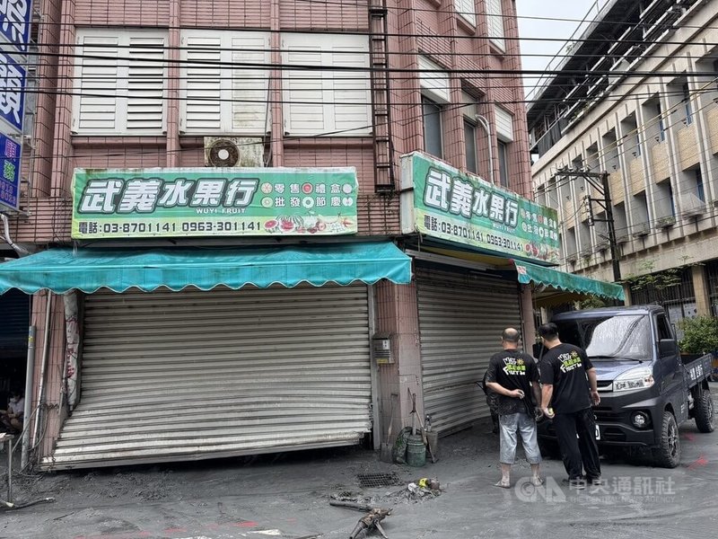花蓮馬太鞍溪堰塞湖溢流釀災，光復市區退水後滿地泥濘，受災戶24日上午展開清理，一家在光復火車站附近的水果行3面鐵捲門全壞，災民評估災損。中央社記者張祈攝　114年9月24日