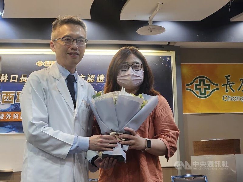重症肌無力及早接受擴大胸腺切除，有助穩定病情。傳統手術傷口30公分，令人聞之卻步，單孔機器手臂手術，傷口小、恢復快，33歲謝小姐（右）術後1週就參加演唱會。 中央社記者陳婕翎攝  114年9月24日