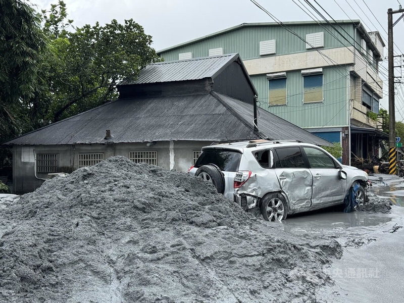 馬太鞍溪堰塞湖溢流沖毀台9線馬太鞍溪橋,造成光復地區淹水,24日積水漸退後,市區滿地泥濘,隨處可見毀損的車輛及土石堆。中央社記者張祈攝 114年9月24日