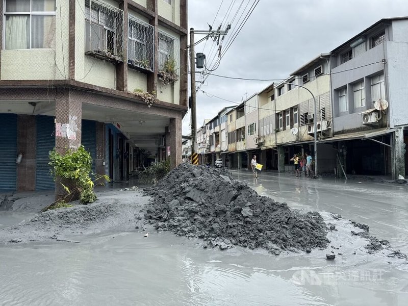 花蓮縣馬太鞍溪堰塞湖23日溢流,大水沖進鄰近鄉鎮,24日積水漸消,光復鄉敦厚路仍堆積大量土石與泥沙。中央社記者張祈攝 114年9月24日