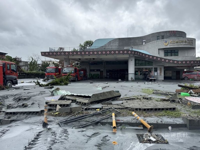 花蓮縣馬太鞍溪堰塞湖23日溢流,花蓮縣消防局第二大隊暨光復消防分隊前堆積淤泥與雜物,一片狼藉。中央社記者張祈攝 114年9月24日