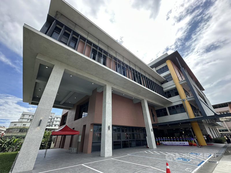 彰化縣員林市衛生所暨長照衛福新建大樓24日落成啟用，涵蓋各年齡層需求，其中日照中心能服務60名失智長輩，並設有8床臨時住宿空間，讓長輩在地安老。中央社記者鄭維真攝　114年9月24日