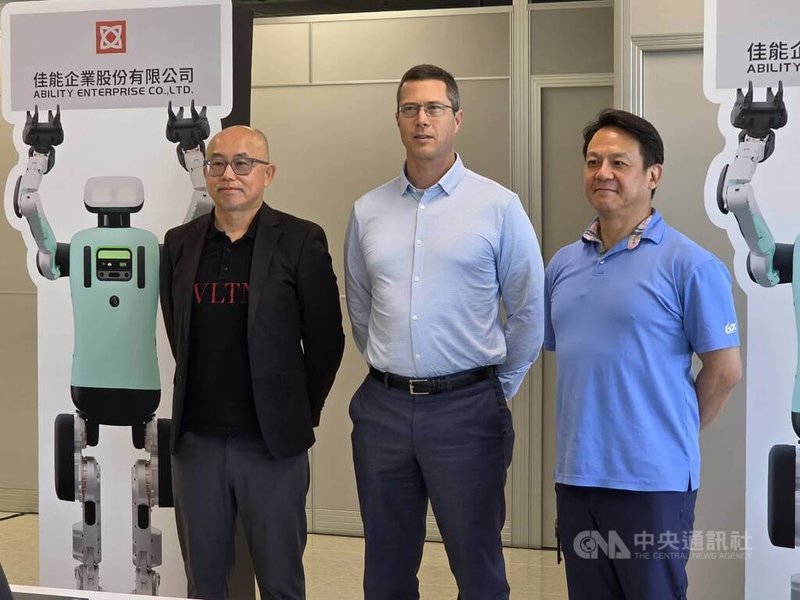 Agility創辦人赫斯特（Jonathan Hurst）（中）訪台，今天首站參訪佳能，他表示，未來人形機器人產業規模龐大，盼眾多在機器人不同領域、有專業知識的合作者組成聯盟。中央社記者江明晏攝 114年9月24日