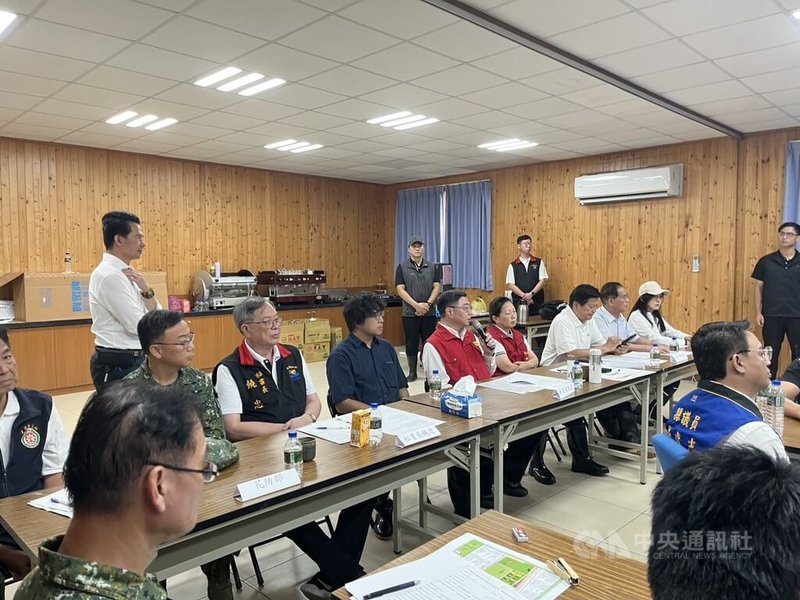 花蓮馬太鞍溪堰塞湖23日溢流,大水淹入光復鄉市區,行政院長卓榮泰(長桌右5)23日晚間指示經濟部、原民會、環境部、陸軍花東防衛指揮部等部會成立前進協調所,24日前往災前進協調所聽取堰塞湖災害說明及災後處置情形。中央社記者張祈攝 114年9月24日