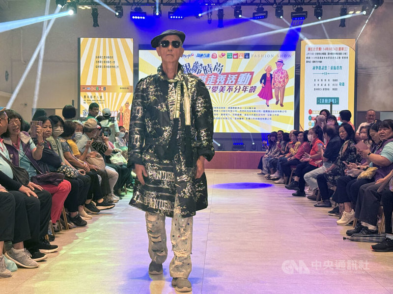 時尚設計師林國基為雲林縣40名長者設計衣服、改變造型，平均年齡達70歲的長者們，在專業團隊指導下學習美姿美儀、台步走位等，24日在舞台嶄露自信及光彩。中央社記者姜宜菁攝　114年9月24日