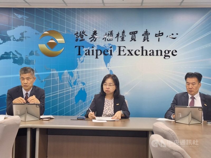 櫃買中心24日表示，因應近期國際黃金現貨價格頻創新高，為降低投資門檻，已報經主管機關同意，將交易單位由現行「1台兩（37.5公克）」縮小為「1台錢（3.75公克）」，將在10月1日起上線實施，圖中為櫃買中心副總經理李淑暖。中央社記者何秀玲攝　114年9月24日