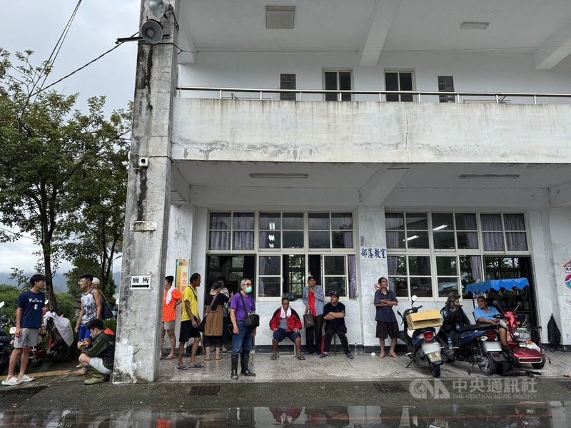 花蓮縣馬太鞍溪堰塞湖溢流，無家可歸的災民被安置在臨時開設的馬太鞍教會，災民趁著雨停到戶外休息。中央社記者張祈攝　114年9月24日
