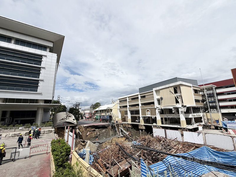 泰國曼谷市區的馬路24日突然嚴重塌陷,形成約30平方公尺、深50公尺的巨大坑洞。中央社記者李宗憲曼谷攝 114年9月24日
