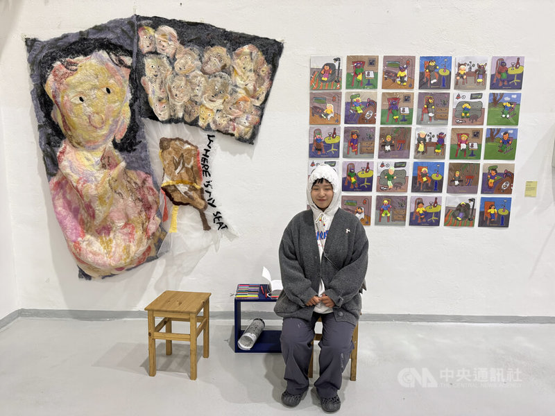 台灣11位藝術家作品登捷克第12屆LUSTR國際插畫暨漫畫藝術節。劉瑞芸以小朋友的黏土創作,椅子上坐著各種人物,象徵不同的位置,也映照她的身份處境。中央社記者劉郁葶布拉格攝 114年9月24日