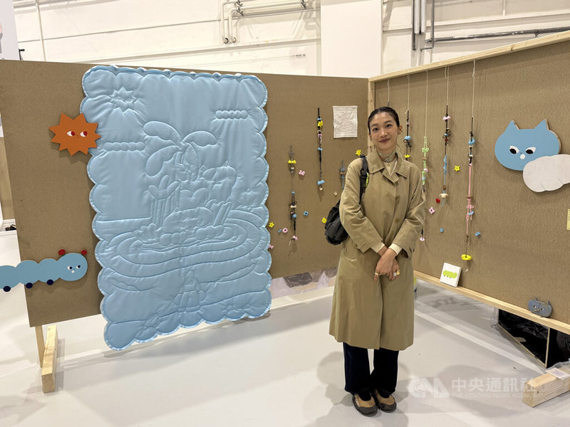 台灣11位藝術家作品登捷克第12屆LUSTR國際插畫暨漫畫藝術節。何恩寧(Ning)以插畫記錄動物溝通、療癒與自然農法的靈性旅程,作品從動物的視角出發,帶領人們穿越表象情節,感受愛的存在,提醒更有覺知地活在每個當下。 中央社記者劉郁葶布拉格攝 114年9月24日