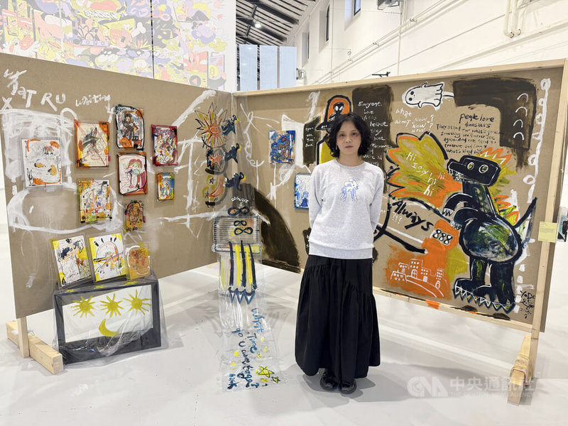 台灣11位藝術家作品登捷克第12屆LUSTR國際插畫暨漫畫藝術節。淀(YoDo)因童年時的身心障礙創傷症候群而展開藝術療癒,創作跨越盲畫、插畫、立體裝置等,並持續透過不同媒材探索記憶、情感與社會議題。 中央社記者劉郁葶布拉格攝 114年9月24日