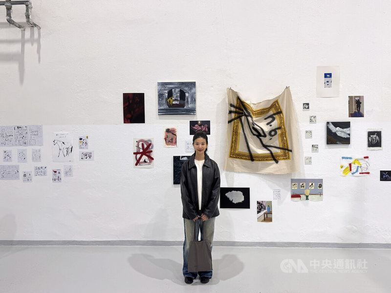 台灣11位藝術家作品登捷克第12屆LUSTR國際插畫暨漫畫藝術節。何諭函(HoHo)作品呈現多元的創作媒材,透過油畫、壓克力、動畫、陶藝、大型雕塑來描述與創造當下的感覺與連結,畫作多來自於空間與空間內人物的互動。中央社記者劉郁葶布拉格攝 114年9月24日