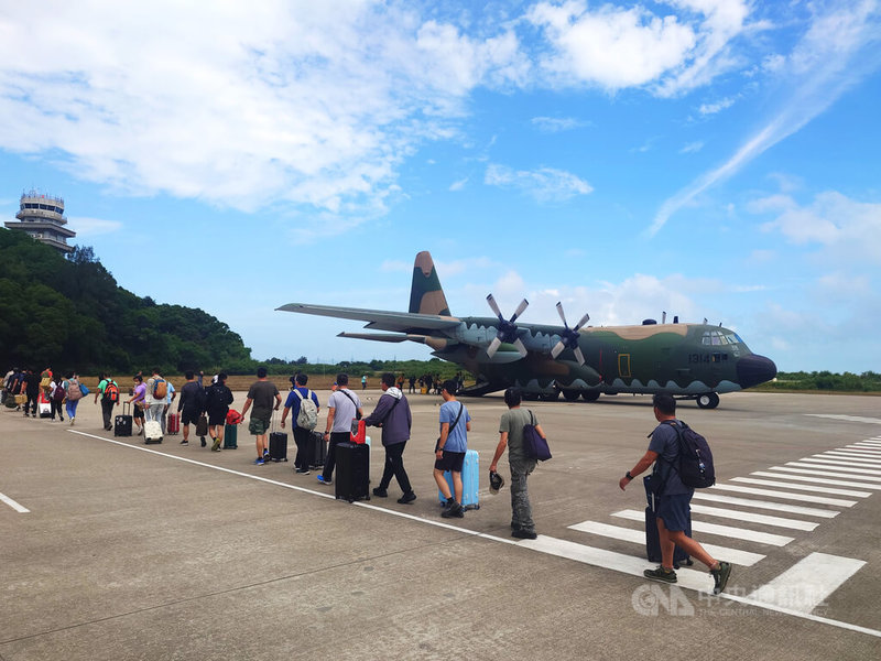 颱風樺加沙遠離，多名旅客滯留馬祖，連江縣政府原申請3架次軍機疏運，但因機械需檢查及天候因素，最終僅飛2架次。至24日晚間為止，仍有150人滯留。圖為旅客於南竿機場搭乘軍機返台。中央社記者潘欣彤攝　114年9月24日