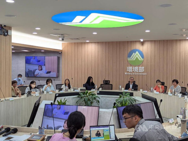 環境部24日召開環境影響評估審查委員會第39次會議，審查「彰化大城風場陸域風力發電開發計畫環境影響說明書」。本案歷經3次環評初審，環評委員認為風機的噪音、振動及眩影對民宅、養殖有加重影響之虞，最終環評大會確認此案不應開發。圖為環評示意圖。中央社記者張雄風攝　114年9月24日