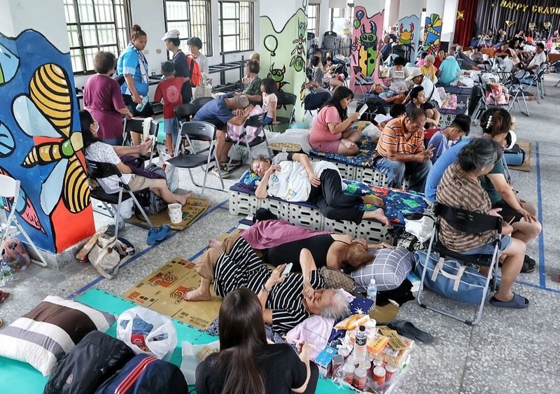 受颱風樺加沙影響，花蓮馬太鞍溪堰塞湖溢流，影響光復鄉、鳳林鎮及萬榮鄉部分地區，因洪水災情擴大，縣府增設大進國小作為第二收容地點。圖為安置在大進國小的災民。中央社記者郭日曉攝　114年9月24日