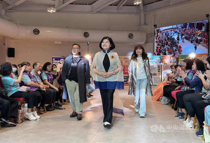 雲林縣政府社會處24日舉辦銀齡時尚穿搭走秀,共有14鄉鎮市老人會參與,縣長張麗善(前中)等人開場,邁出自信步伐,40名長者接著依序上場。中央社記者姜宜菁攝 114年9月24日