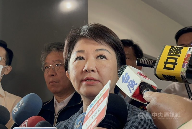 台中市長盧秀燕（前）24日接受媒體聯訪，她表示，已與花蓮縣長徐榛蔚聯繫，理解現場救援狀況多以人力為主，台中市也已整備完畢。中央社記者趙麗妍攝　114年9月24日