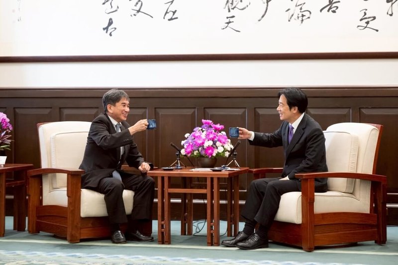總統賴清德24日接見日本立命館大學教授垂秀夫所率訪賓，總統期盼台日在安全議題上深化合作，一起推動人工智慧、新能源、無人機等關鍵領域發展，打造可信賴且具韌性的「民主非紅供應鏈」。（總統府提供）中央社記者溫貴香傳真　114年9月24日