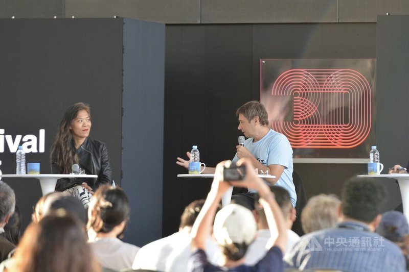 台灣電影「左撇子女孩」導演鄒時擎(左)與編劇西恩.貝克(右)23日出席釜山影展舉辦的公開座談。中央社記者廖禹揚釜山攝 114年9月24日