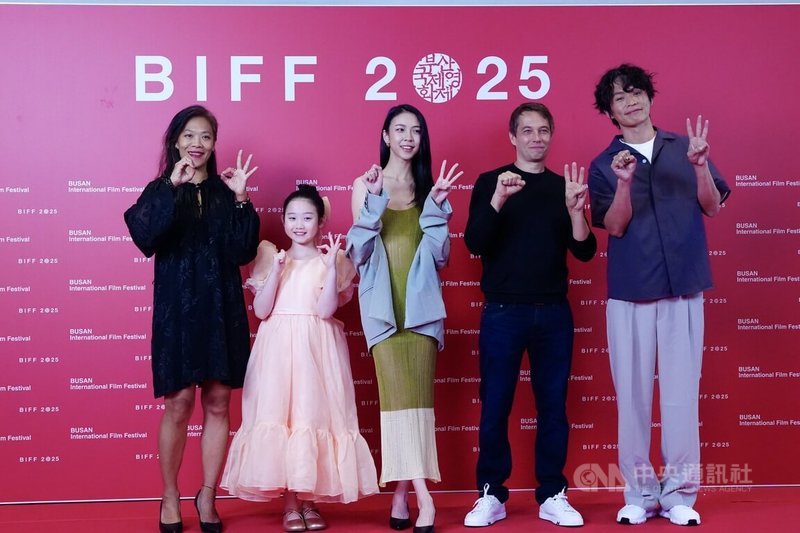 「左撇子女孩」導演鄒時擎（左起）與演員葉子綺、馬士媛、編劇西恩．貝克、演員黃鐙輝22日出席釜山影展首映。中央社記者廖禹揚釜山攝 114年9月24日