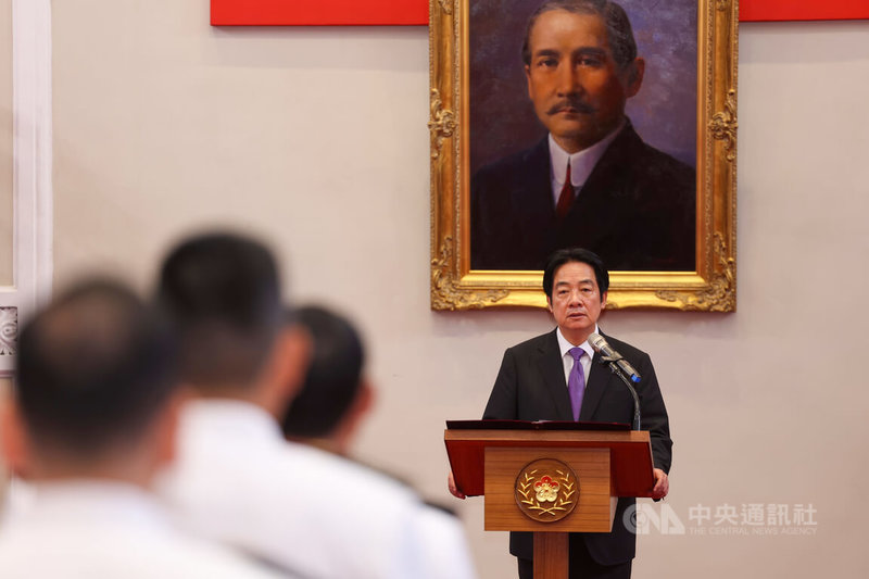 總統賴清德（後右）24日上午在總統府主持中華民國114年10月份將官晉任授階典禮，賴總統致詞勉勵晉任將官。中央社記者吳家昇攝　114年9月24日