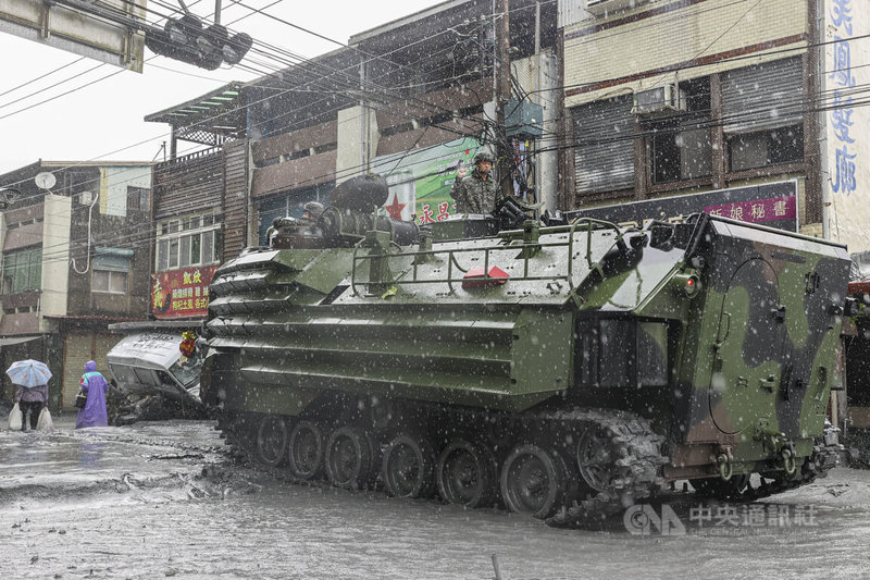 花蓮馬太鞍溪堰塞湖23日下午溢流造成光復鄉淹水災情，圖為24日光復鄉現場雨勢不斷，國軍動員前往救災。中央社記者鄭清元攝　114年9月24日