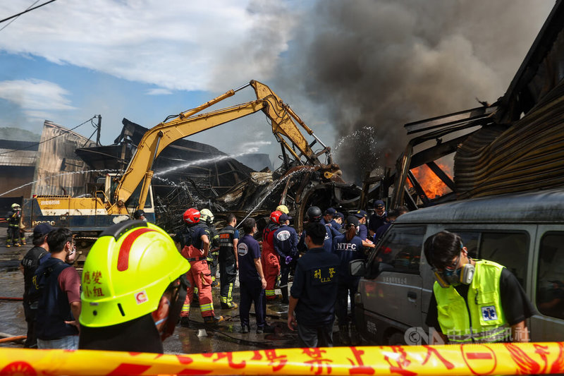 新北市樹林區西圳街一處連棟鐵皮屋工廠，24日凌晨發生火警，直到上午7時才撲滅，初步調查疑有2大人、1小孩共3人失聯受困現場，警消單位出動機具搜索，並在上午9點多於火場發現3具遺體。中央社記者王騰毅攝  114年9月24日