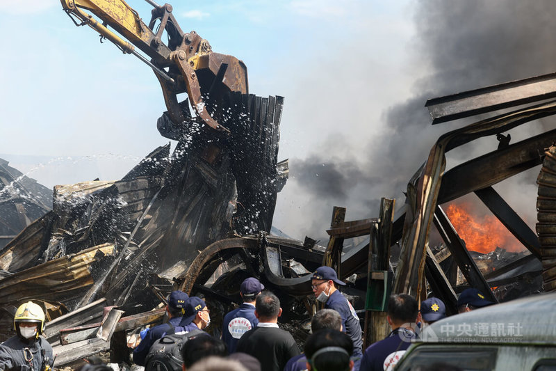 新北市樹林區西圳街一處連棟鐵皮屋工廠,24日凌晨發生火警,直到上午7時才撲滅,初步調查有3人失聯受困現場,警消單位出動怪手協助搜索,並在上午9點多於火場發現3具遺體。中央社記者王騰毅攝 114年9月24日