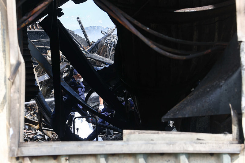 新北市樹林區西圳街一處連棟鐵皮屋工廠,24日凌晨發生火警,直到上午7時才撲滅,初步調查有3人失聯受困現場,警消單位在上午9點多於火場發現3具遺體,工作人員協助用白布覆蓋遺體。中央社記者王騰毅攝 114年9月24日